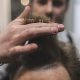 Quem tem couro cabeludo sensível tende a sofrer com algumas situações, tornando-se fundamental tomar alguns cuidados. Saiba mais nesse artigo.